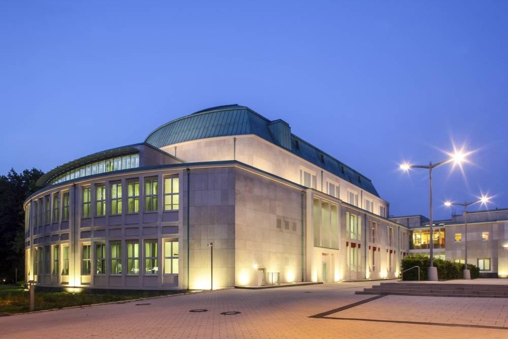 Gebäude der Philharmonie am Abend
