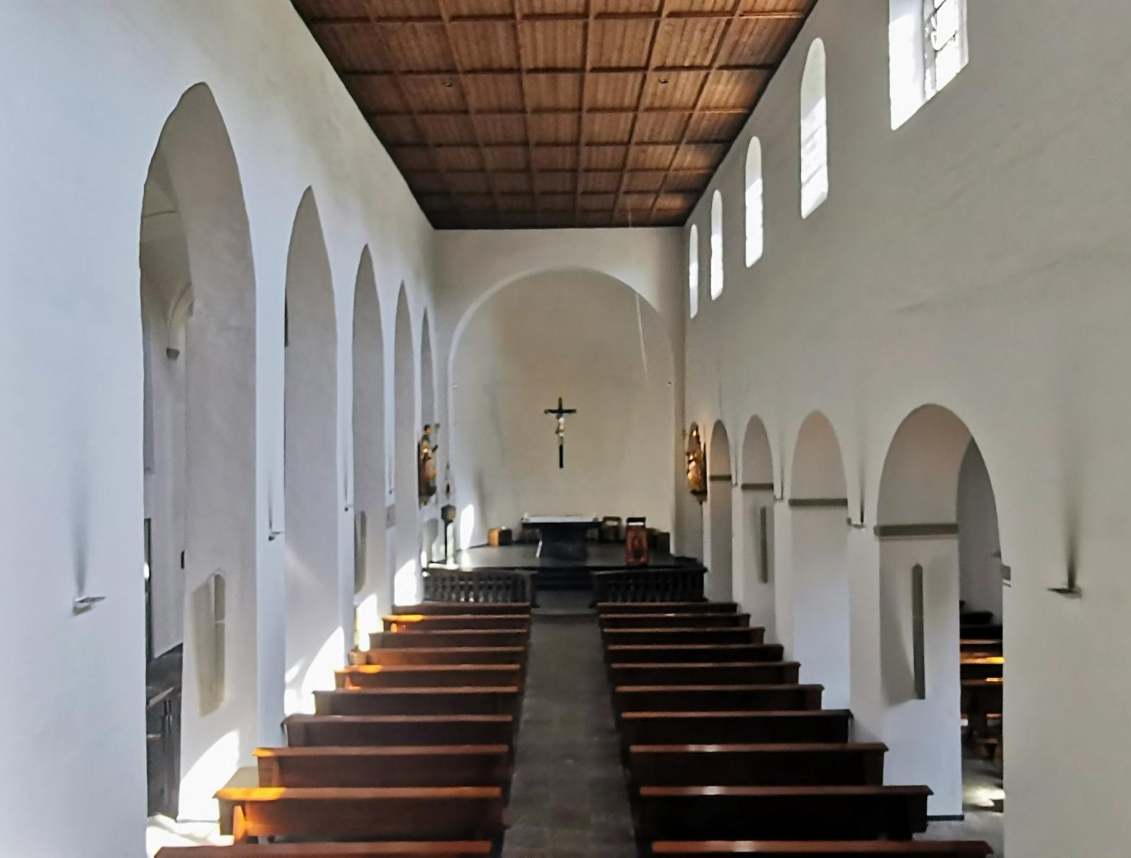 Blick nach Osten ins Hauptschiff von St. Nikolaus