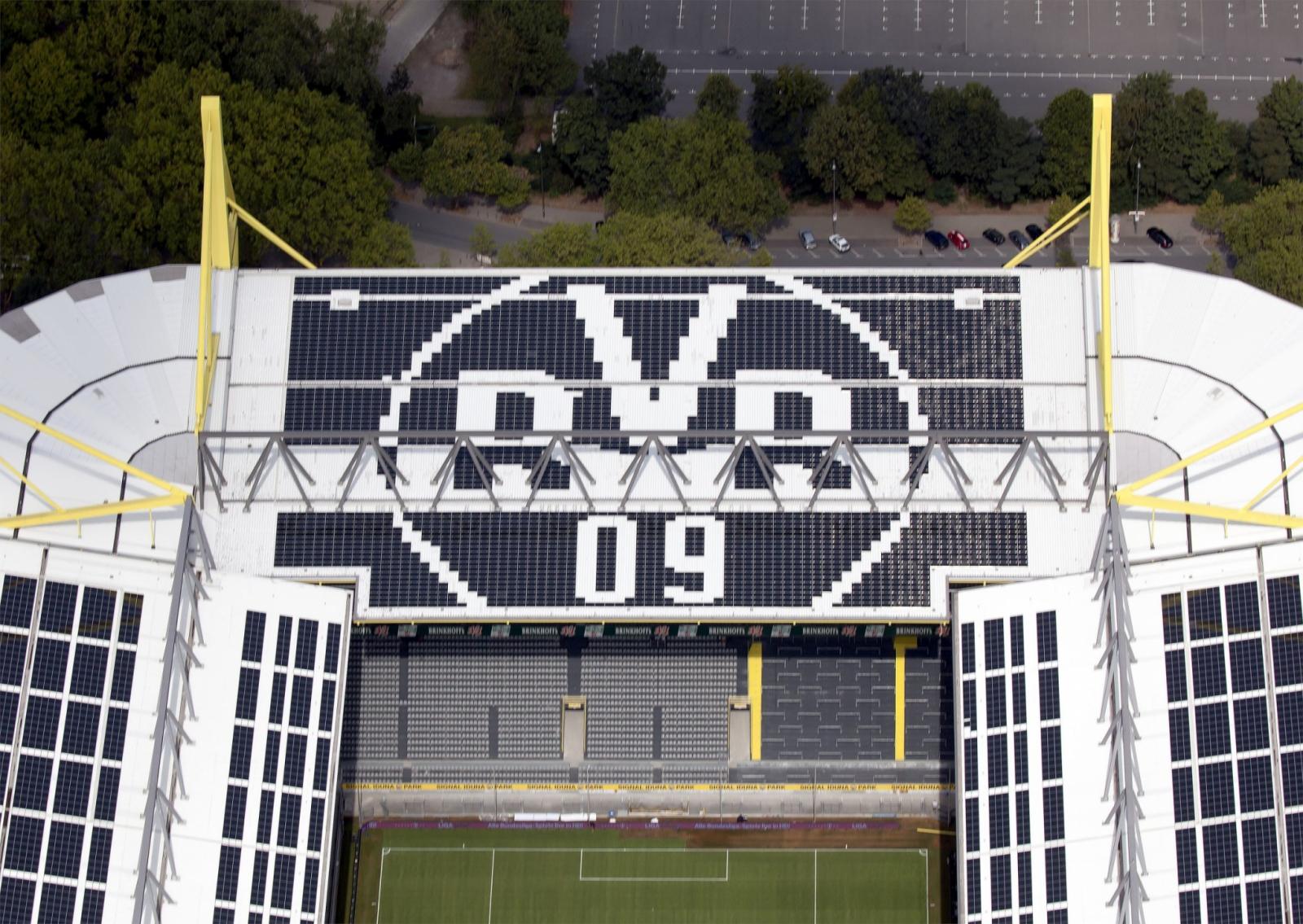 Luftbild Nordtribüne mit BVB-Logo aus Solarpaneelen