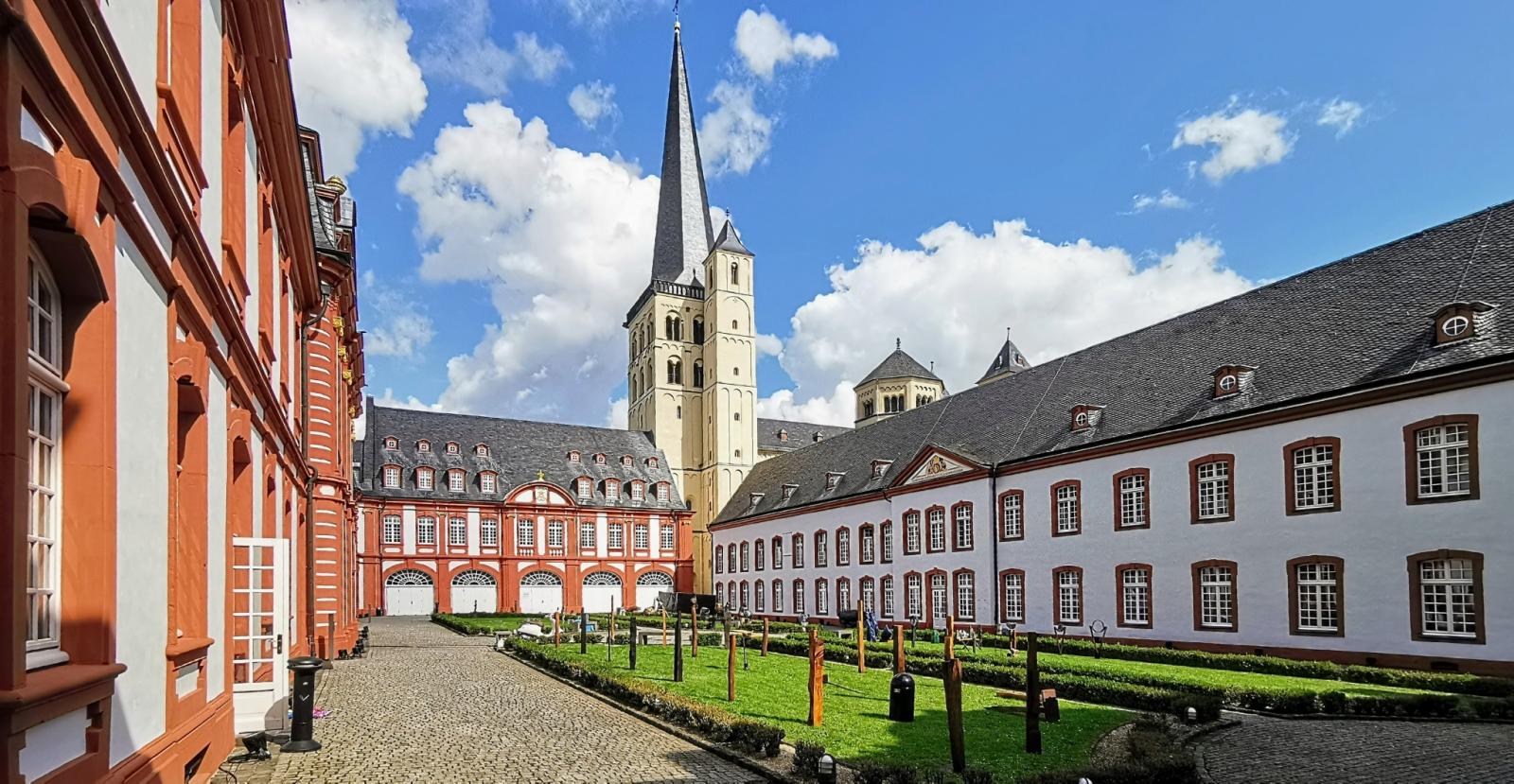 Prälaturhof mit Abteikirche St. Nikolaus