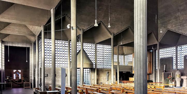 Innenraum Blickrichtung Taufkapelle und Turmkapelle (links)