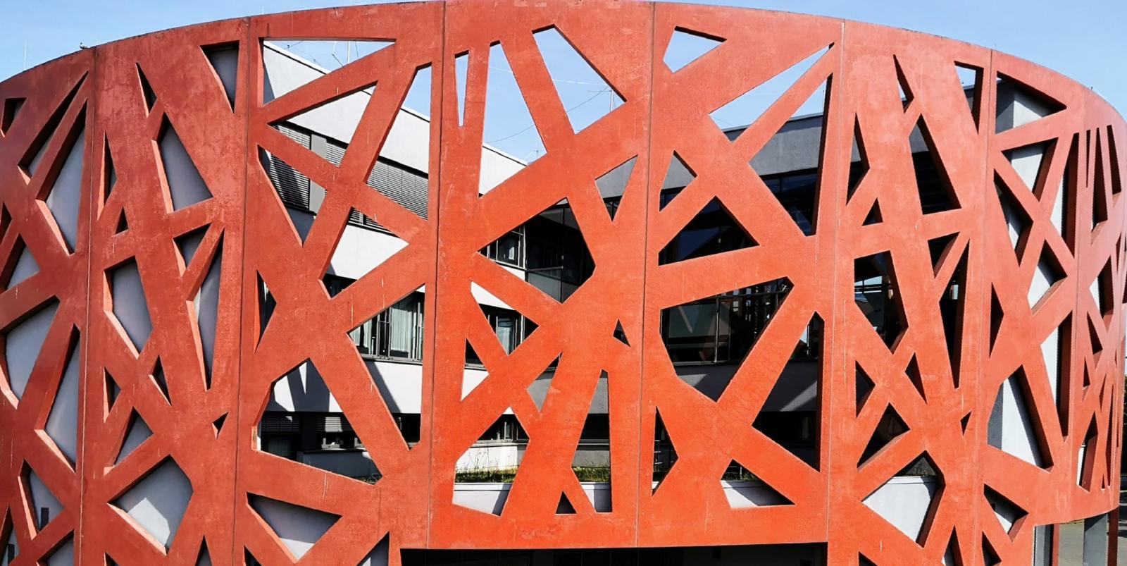 rot gefärbtes Gitter am Rundbau