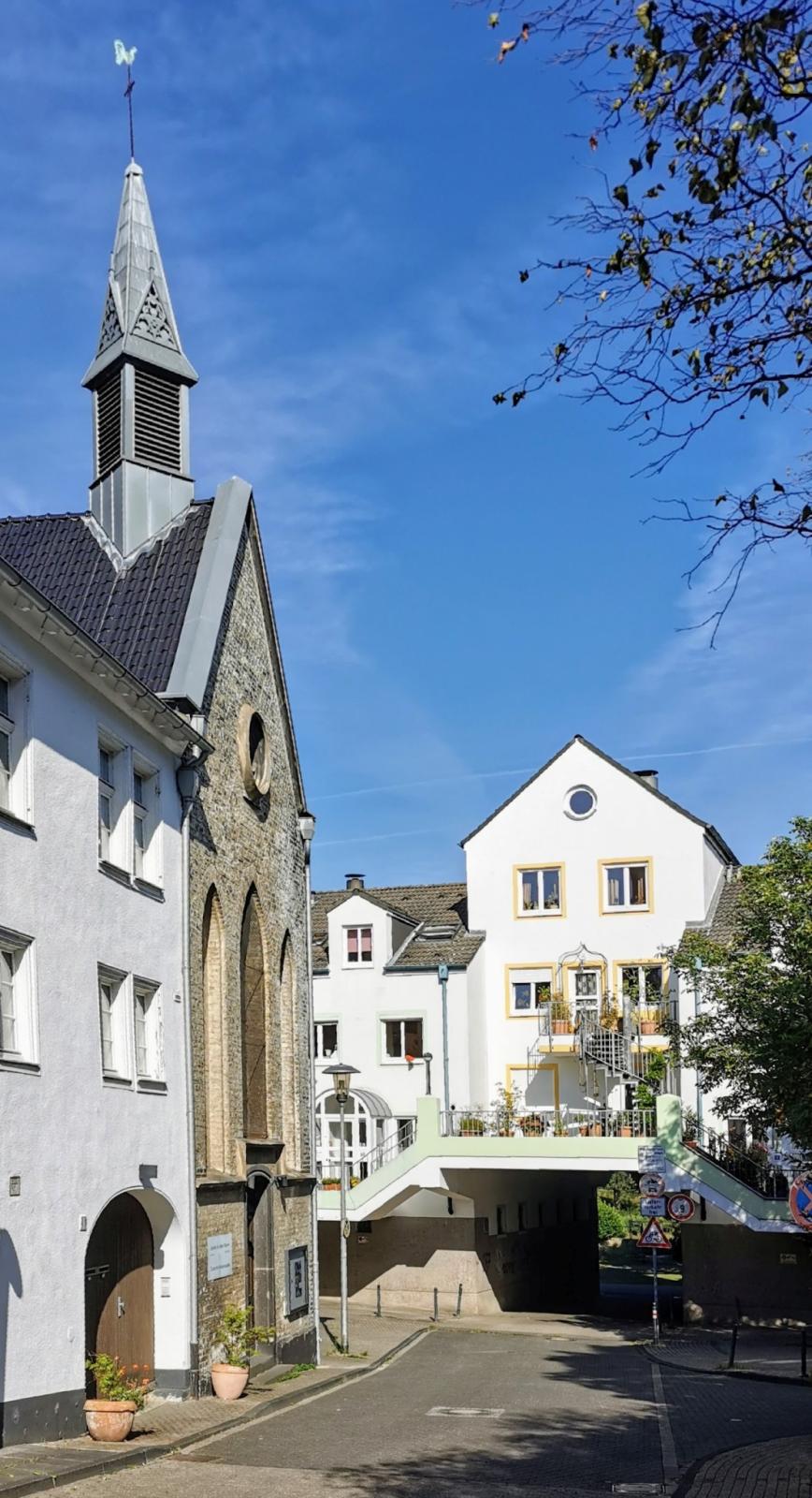 Blick auf die Durchfahrt mit Klosterkapelle links