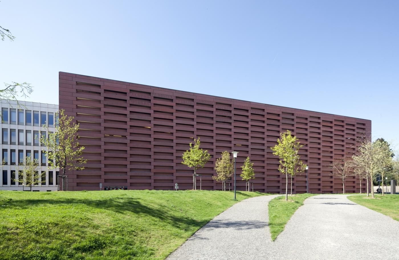 Parkhaus mit daneben liegenden Zentralbau