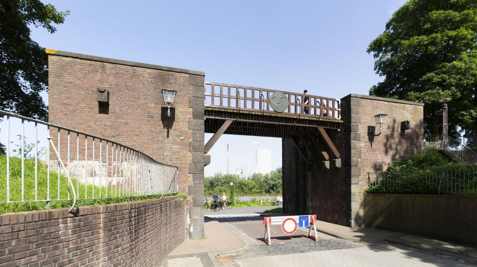 Perspektive mit Straßendurchführung und Deichbrücke