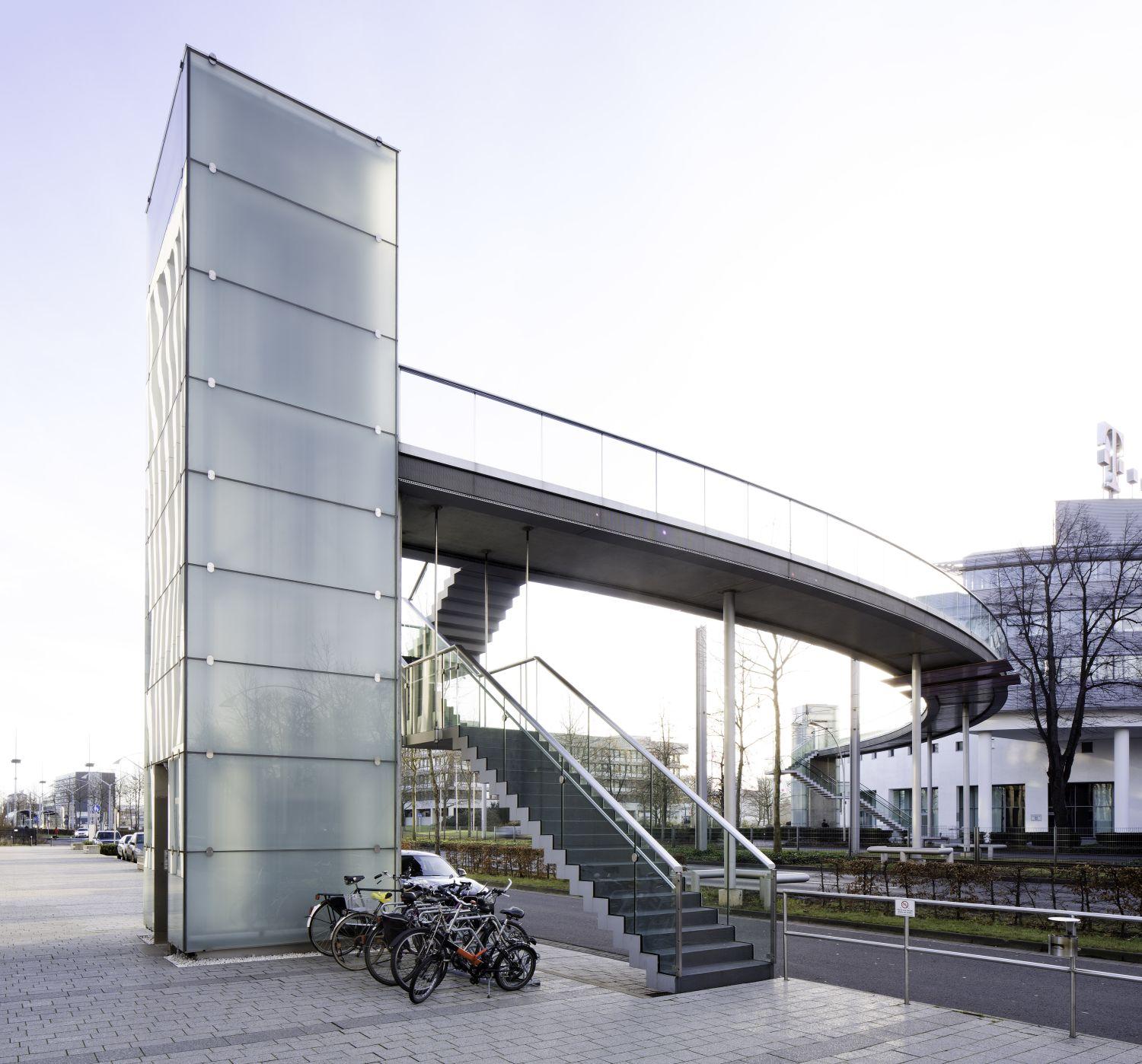 Aufzug und Treppenaufgang der Telekom-Fussgängerbrücke