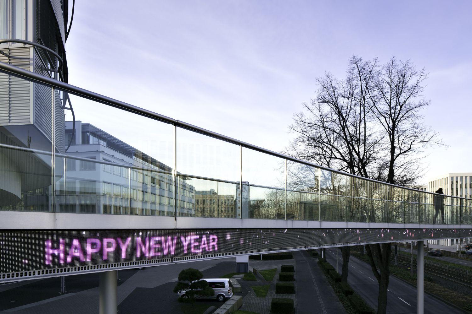 Telekom-Fussgängerbrücke mit Schriftzug