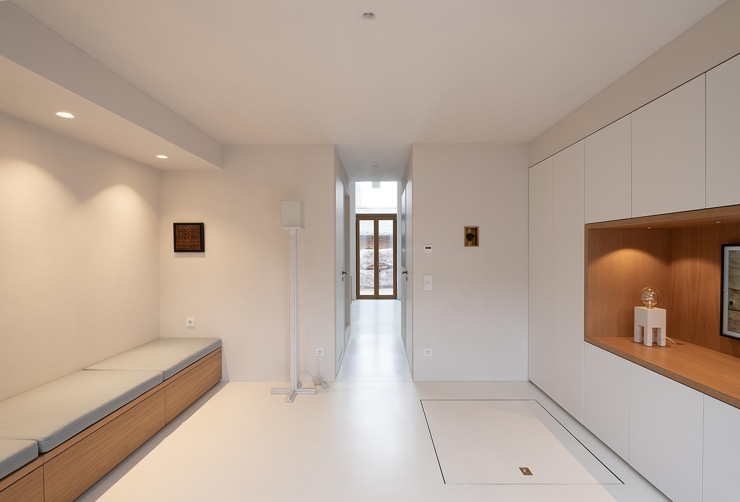 Wohnzimmer, Blick entlag der Flurachse