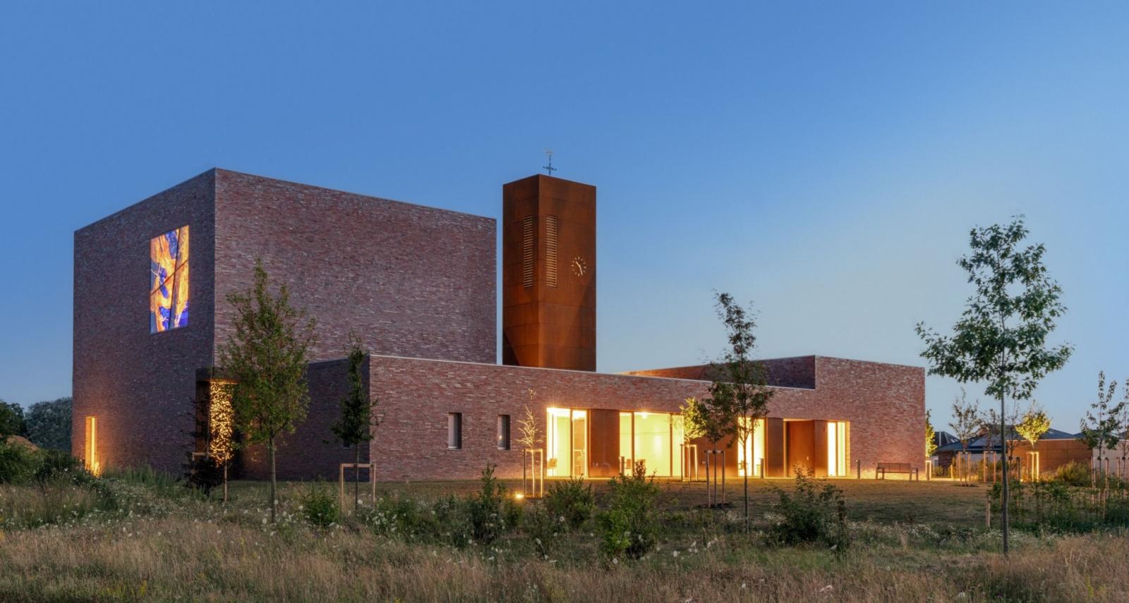 Begegnungszentrum St. Petrus, Kapelle und Pfarrheim von Nordosten