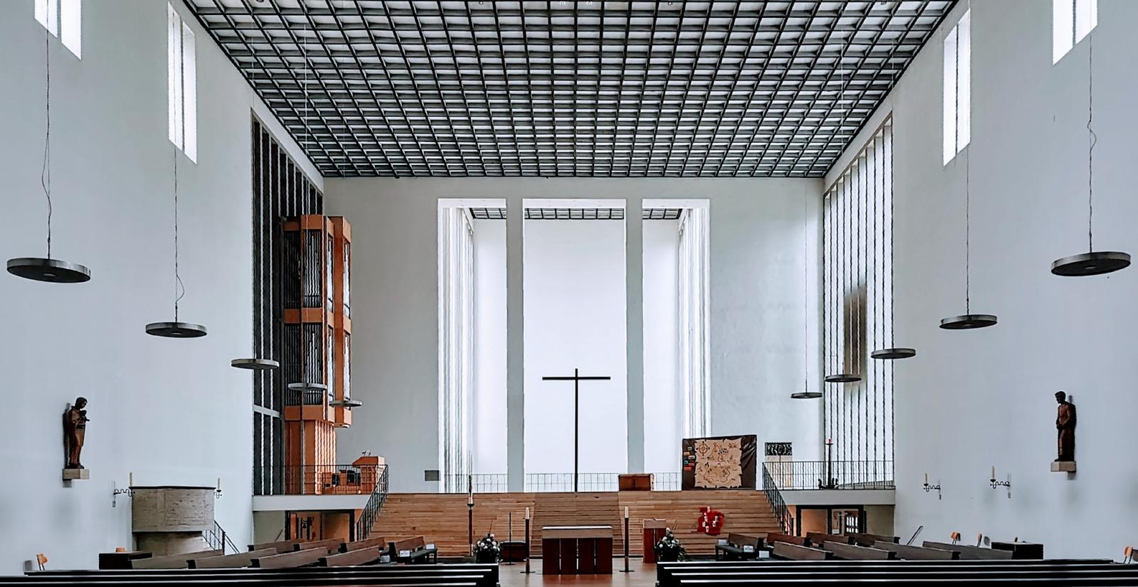 Innenraum mit Blick Richtung Altar und Lichtkammer