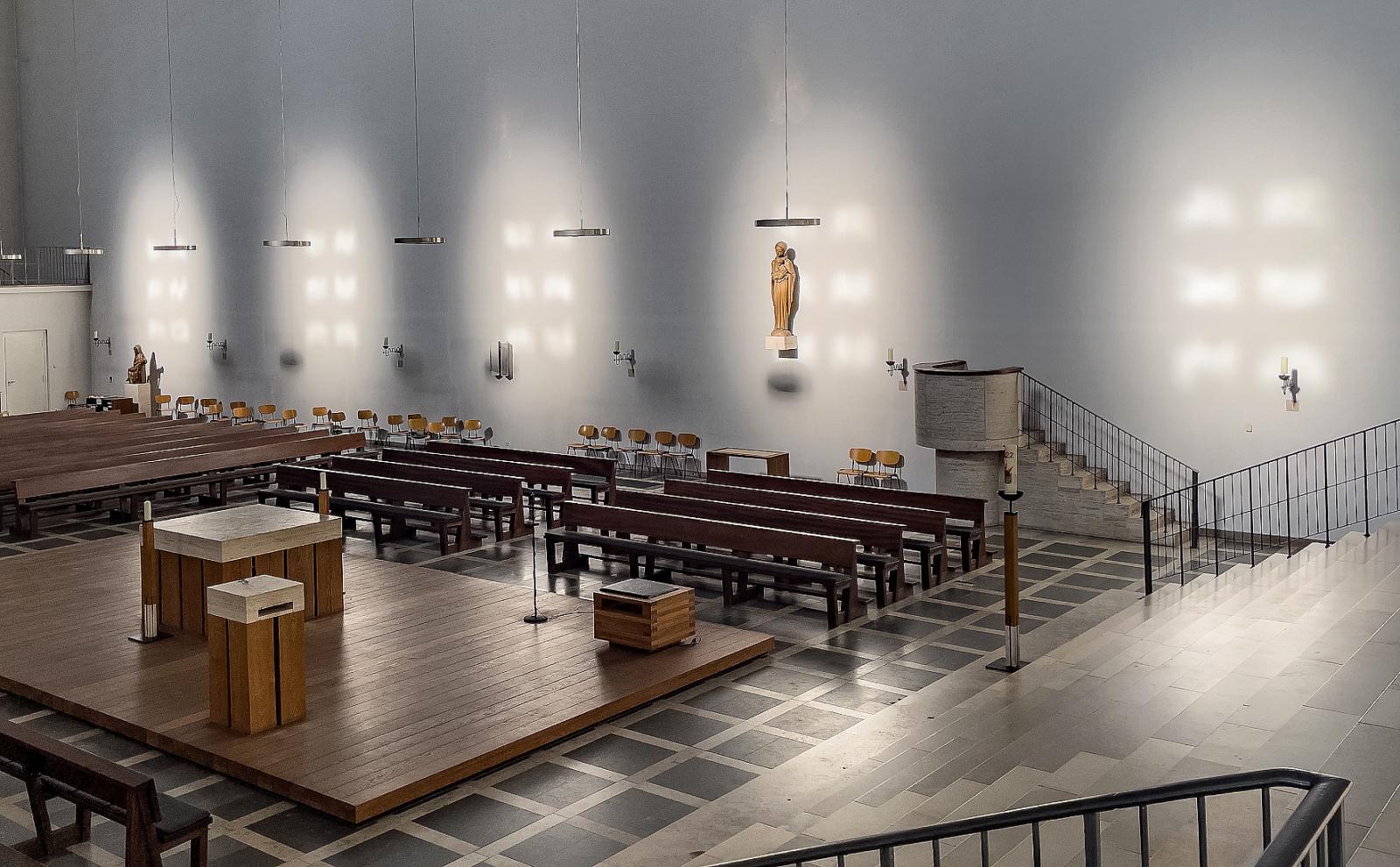 Kirchenraum mit Lichteinfall