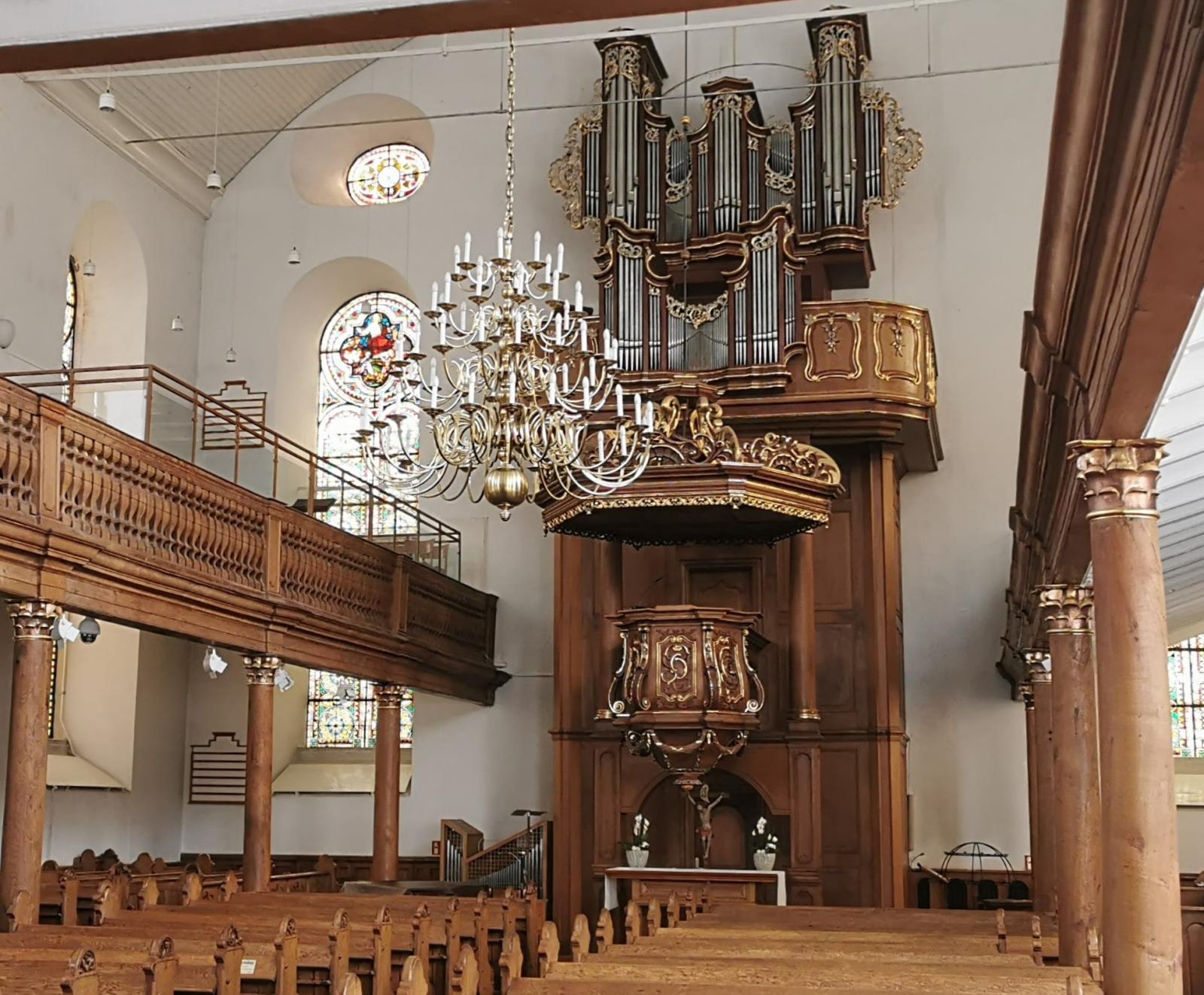 Innenansicht ev. Kirche Lennep mit Blick zur Orgel