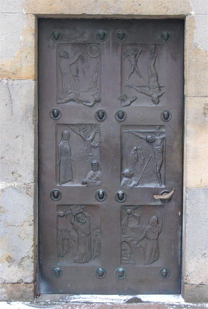 Die 1978 geschaffene Bronzetüre der Kapelle