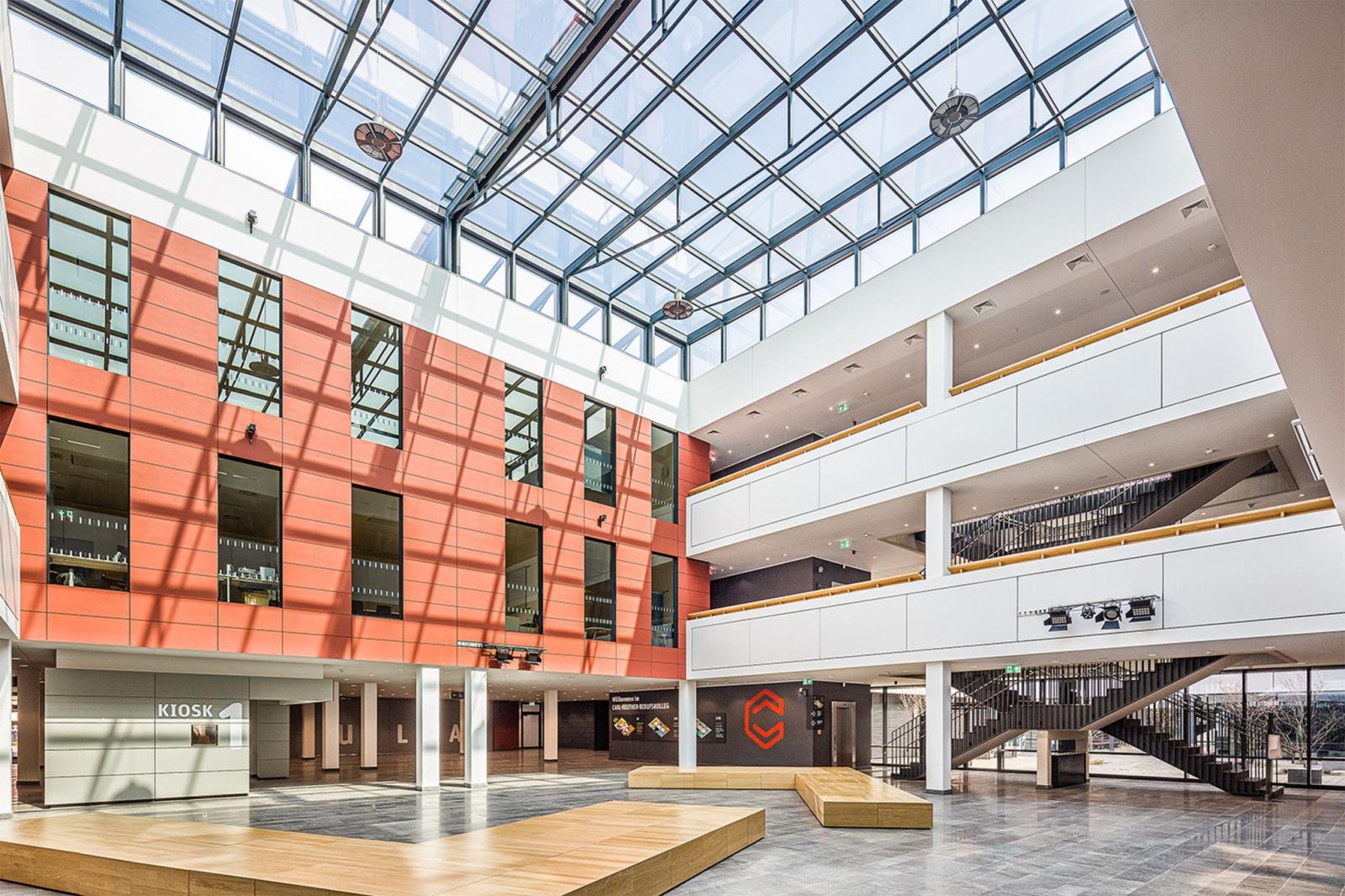 Zentrales Atrium mit offenen Galerien