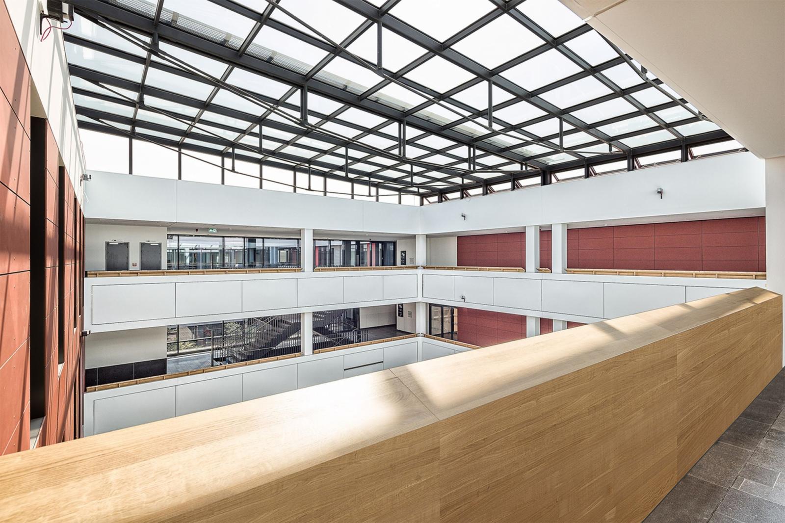 Zentrales Atrium mit offenen Galerien