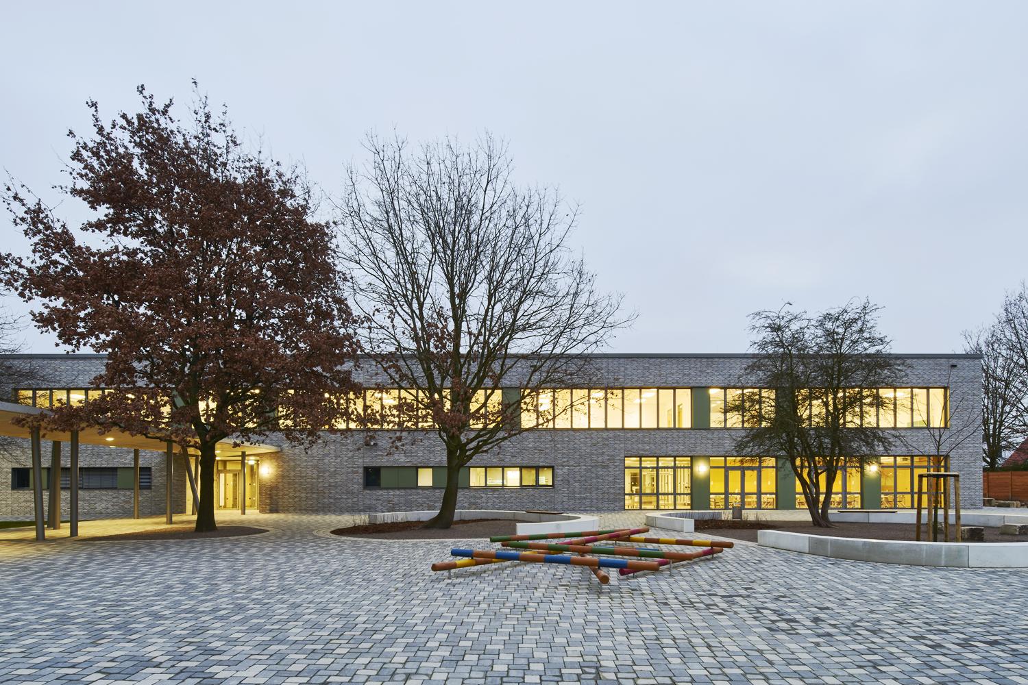 Rückansicht mit Schulhof und Baumbestand