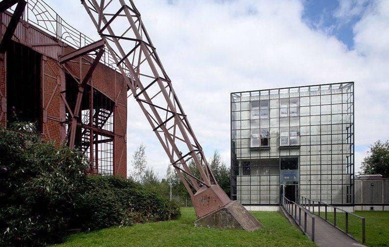 Der Glaskubus dient als Eingangsbauwerk