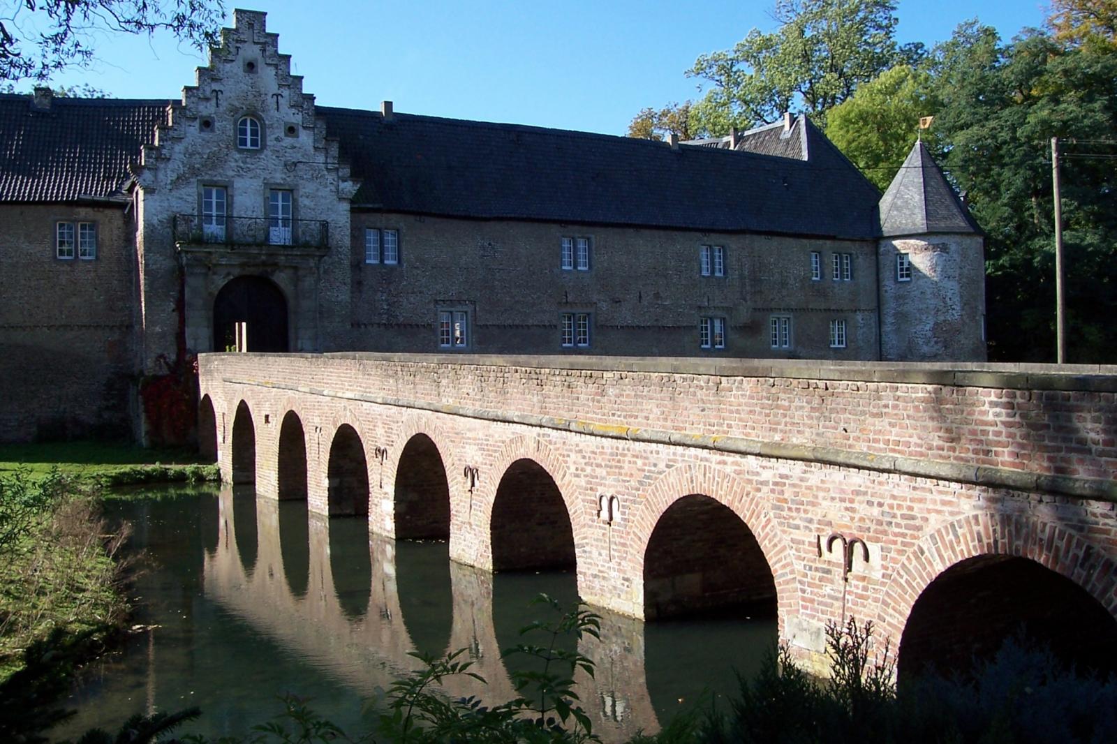 Bogenbrücke über ehemaligen Wassergraben, Toranlage mit Treppengiebel