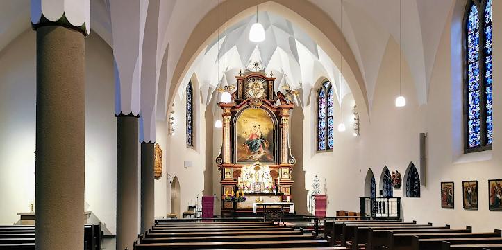 Kircheninnenraum, Blick nach Osten Richtung Hauptaltar