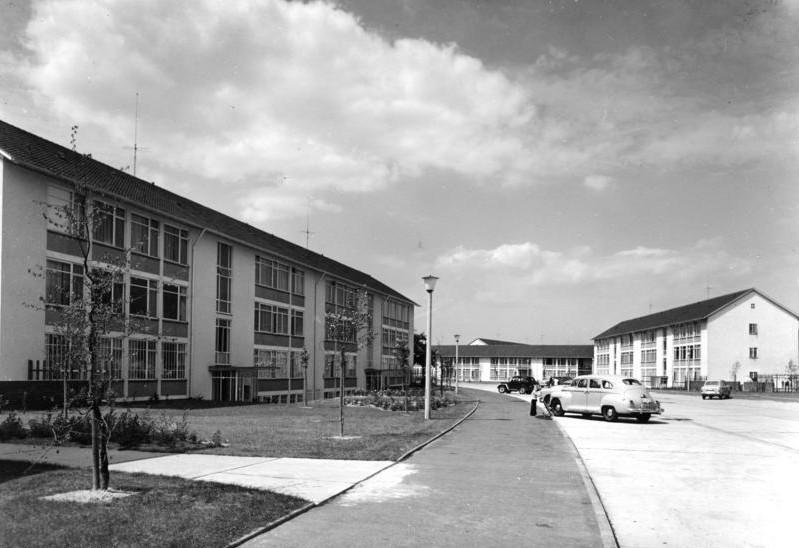 Straßenzug der HICOG-Siedlung Plittersdorf (historische Aufnahme von 1952)