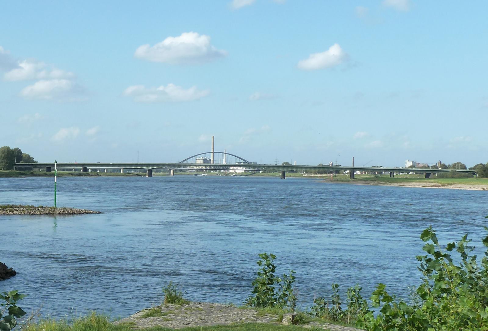 Blick von Süden auf die Josef-Kardinal-Frings-Brücke