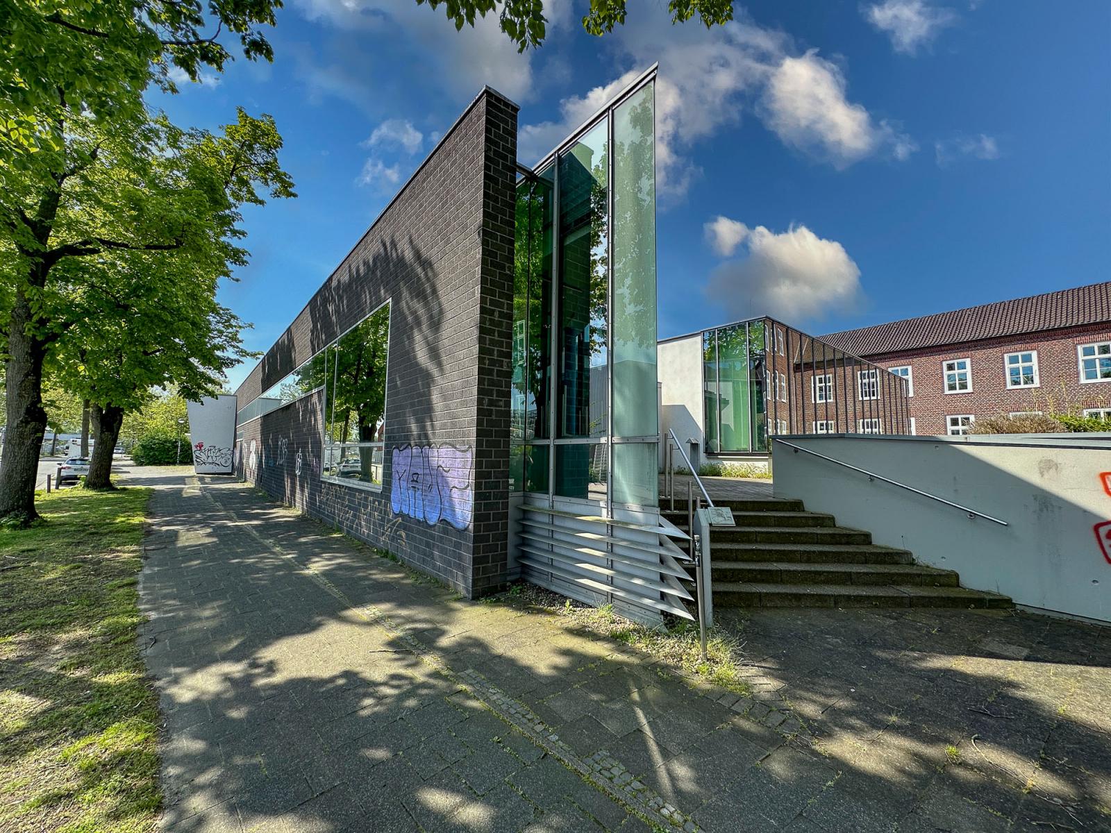 Telekom-Casino Münster, Straßenfassade nimmt die Straßenflucht auf