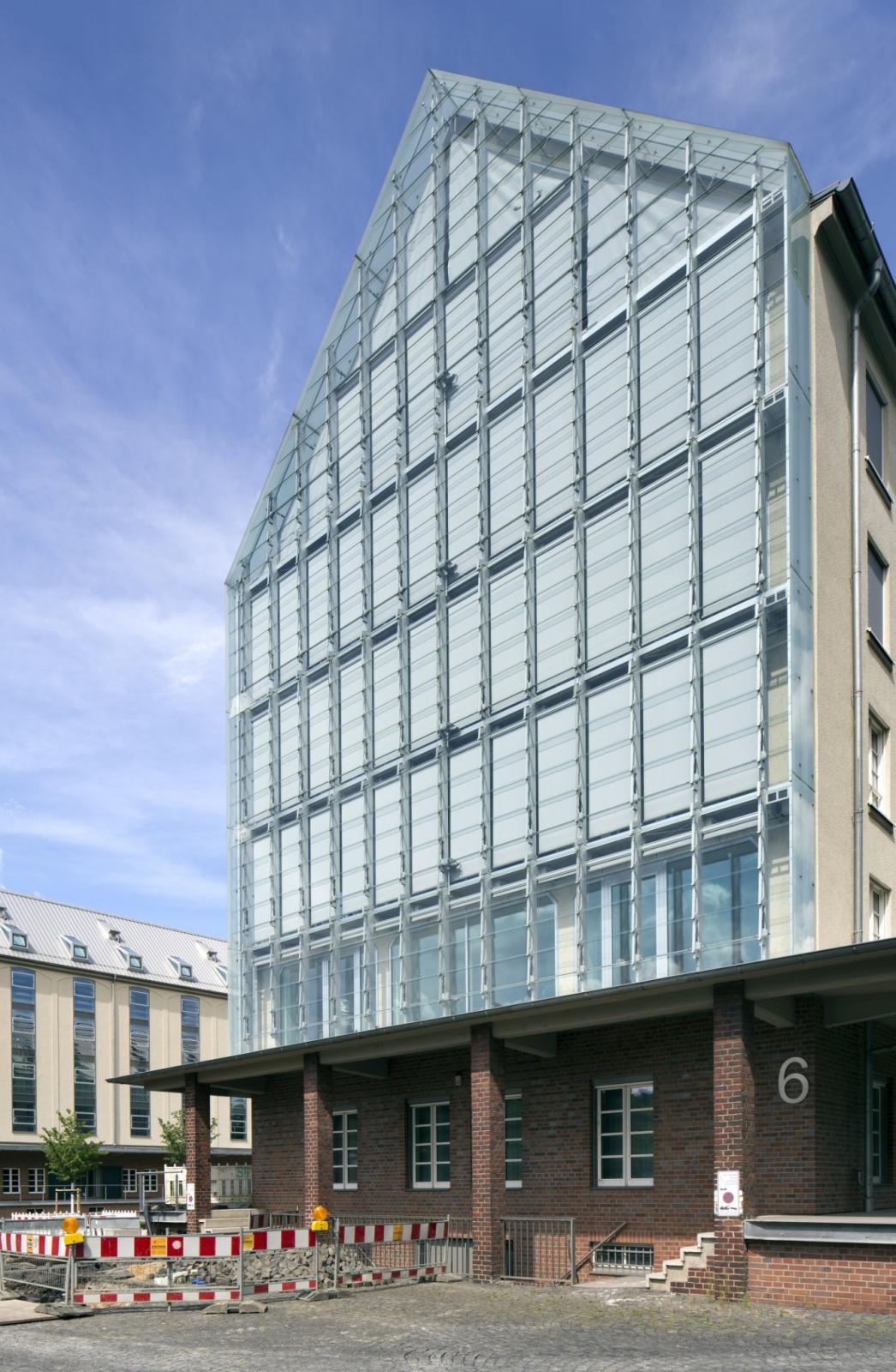 Gebäude An den Speichern 6 mit Glasgiebel