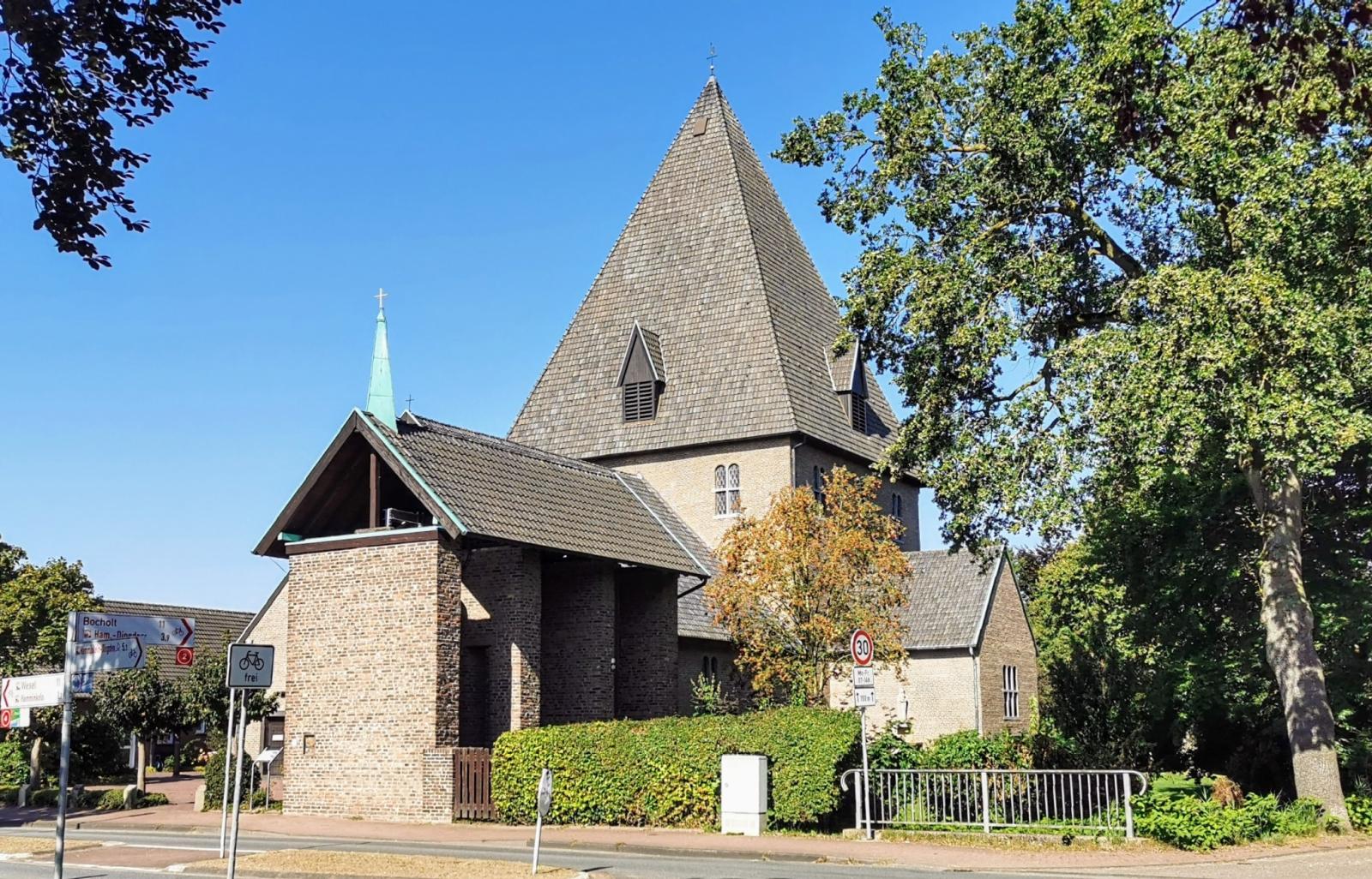 Christus-König-Kirche, Straßenansicht
