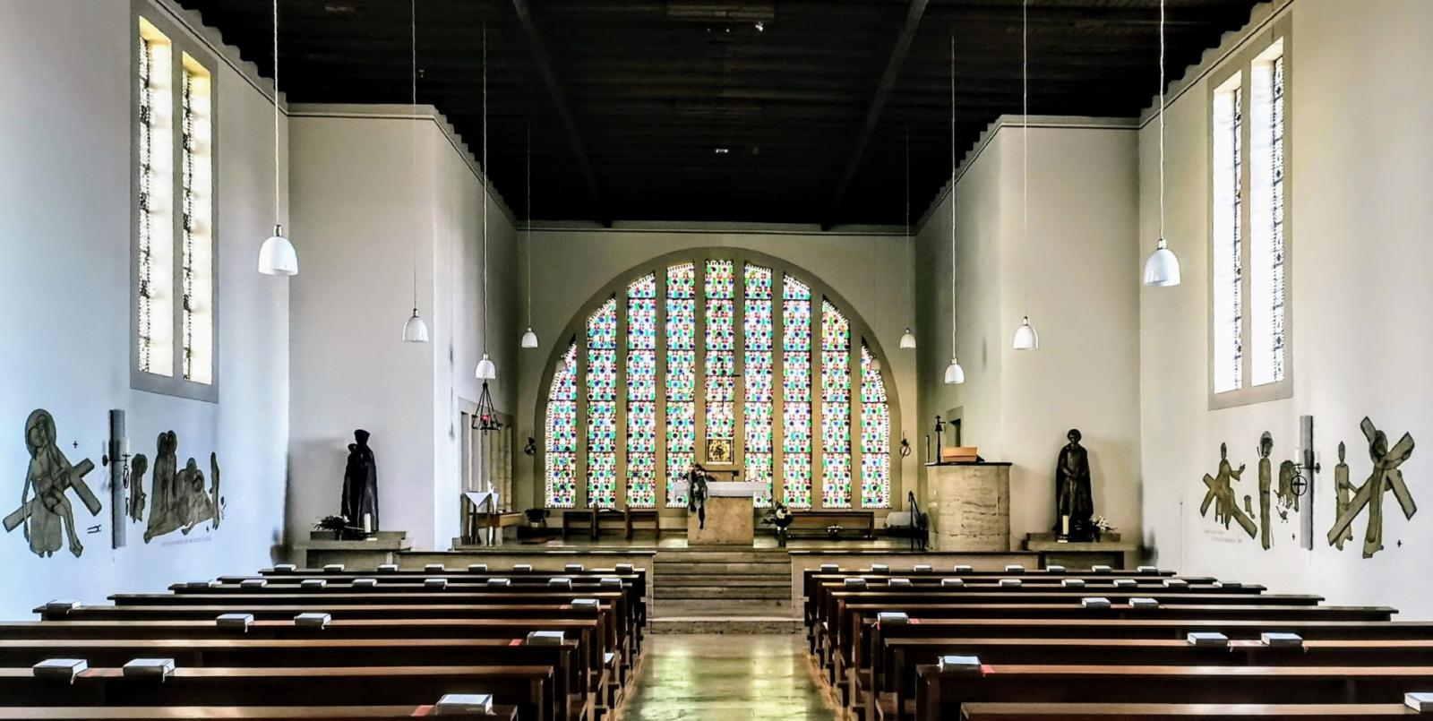 Blick Richtung Altar und Chor