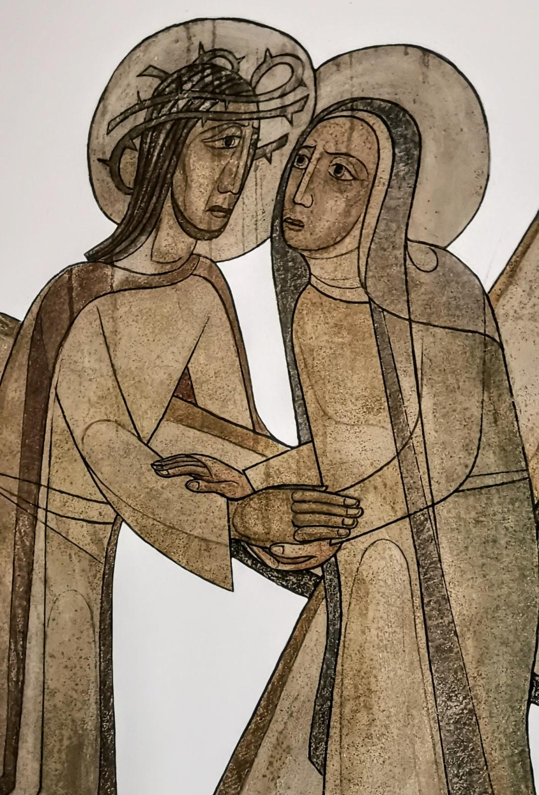 Kreuzweg aus den Wänden der Kirche
