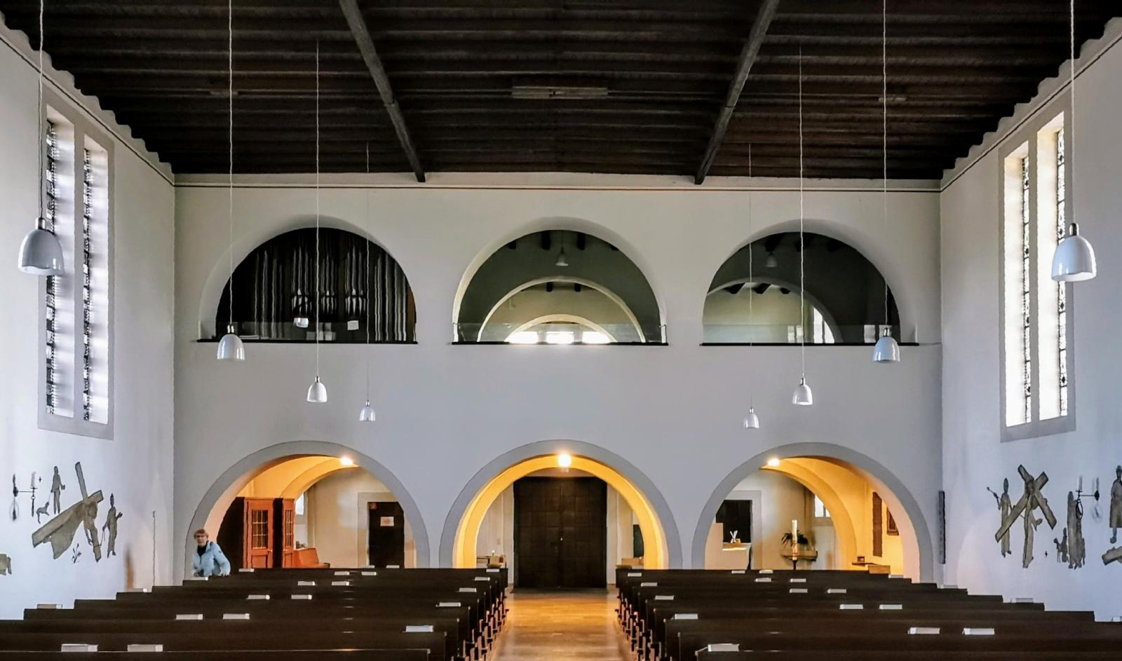 Blick durch den Kirchenraum Richtung Eingang
