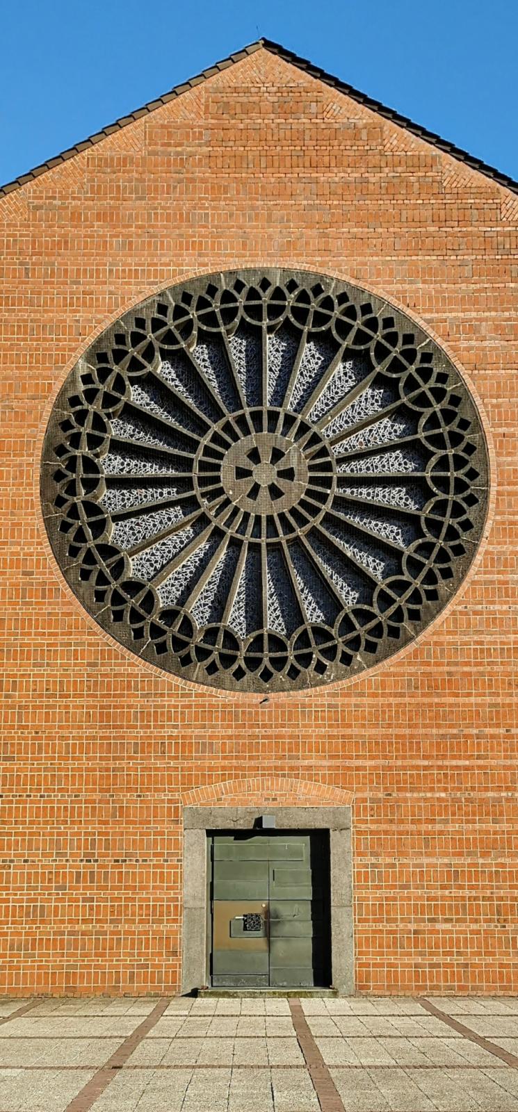 Eingangsfassade mit großer Fensterrose, St. Mariae Himmelfahrt in Ochtrup