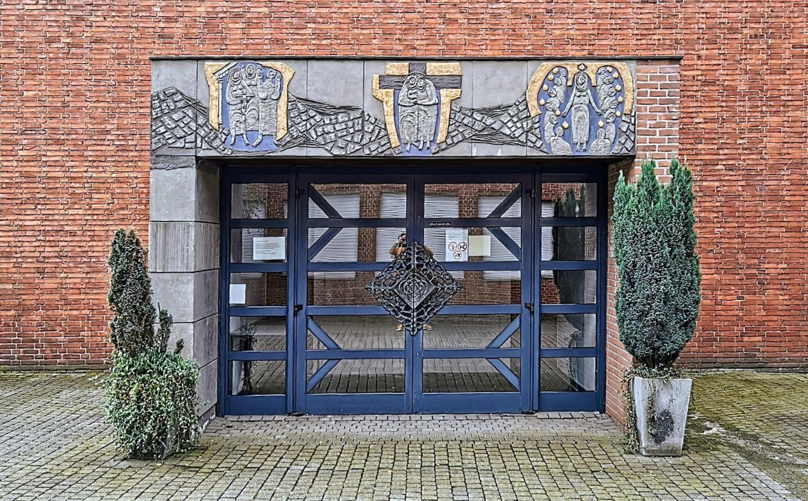Eingangsportal im Vorhof