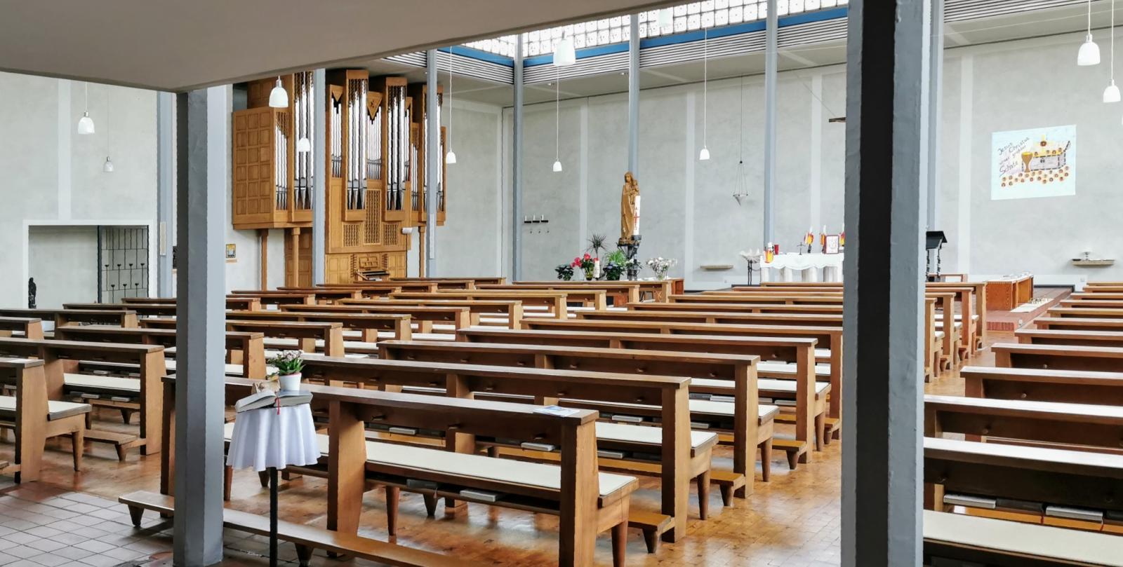 Kirchenraum mit Orgel