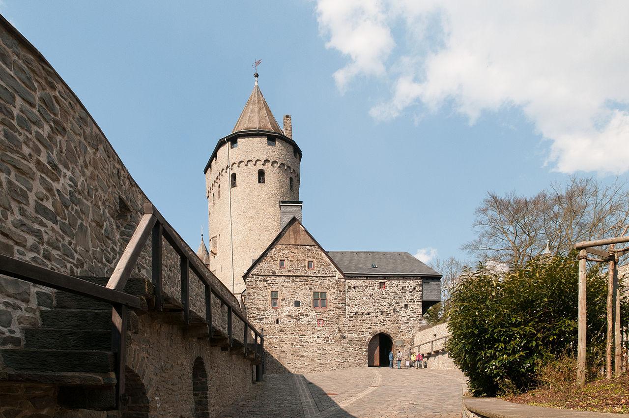 Unterer Burghof, Blick nach Norden, Bergfried