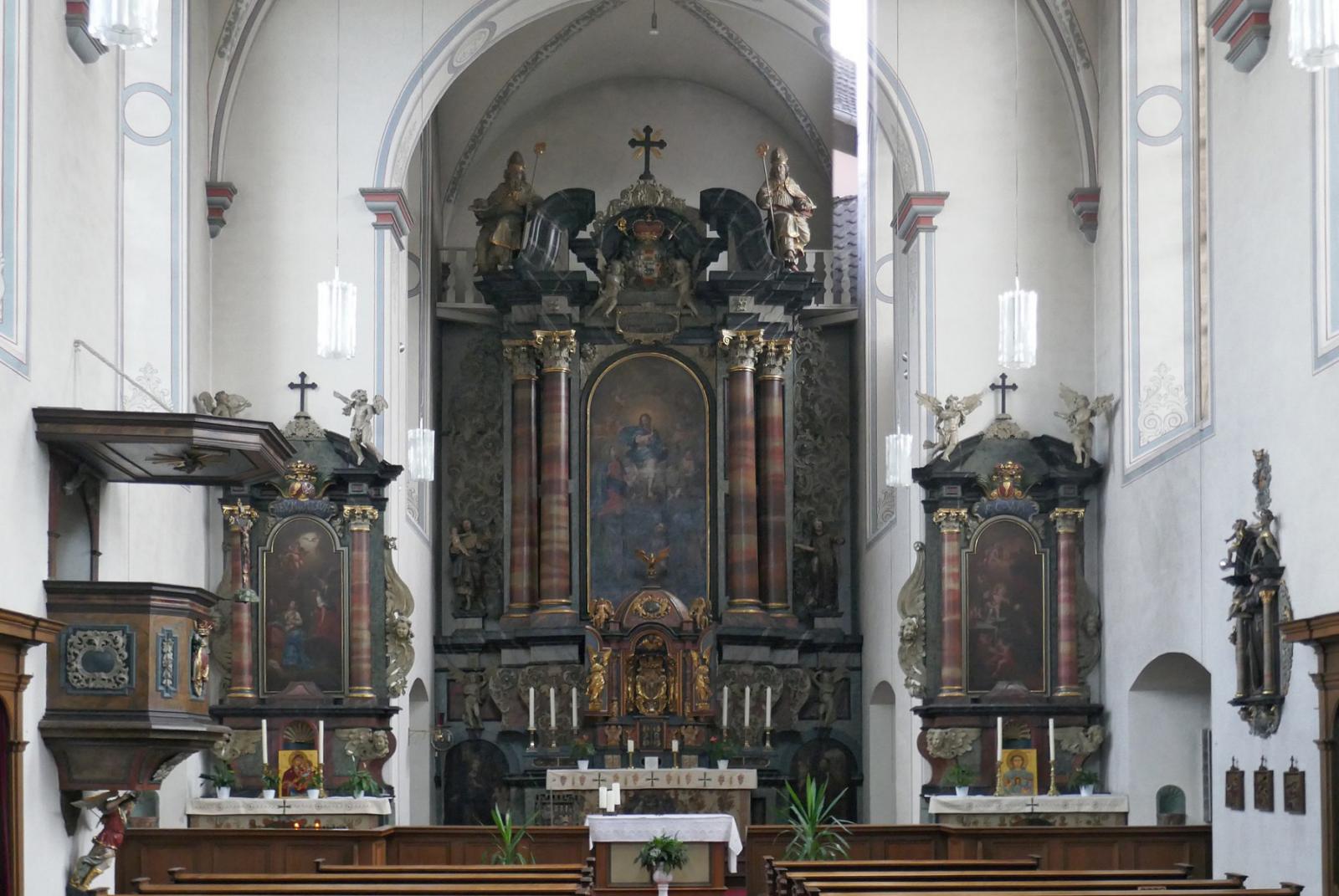 Innenraum mit Hochaltar