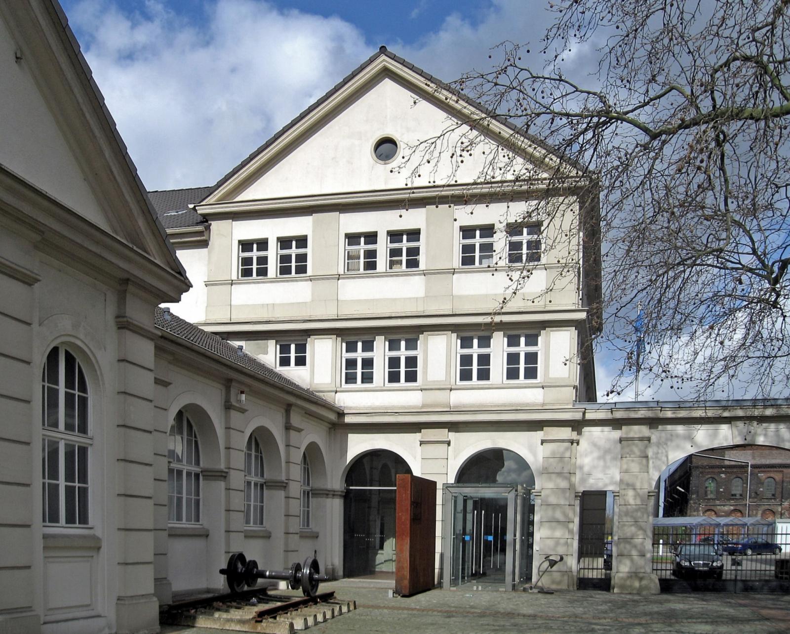 Blick von Süden auf den ehemaligen Werkseingang mit Portierhaus I