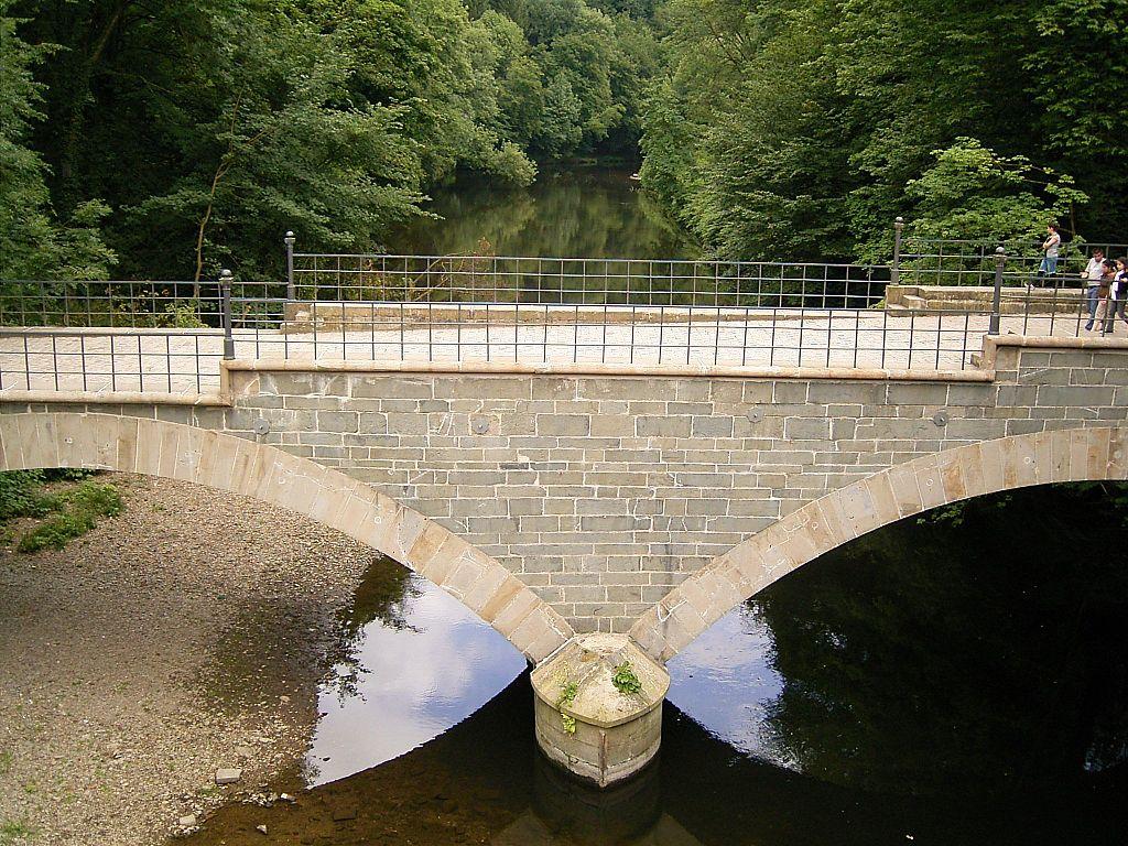 Napoleonsbrücke mit abgetrepptem Gehweg