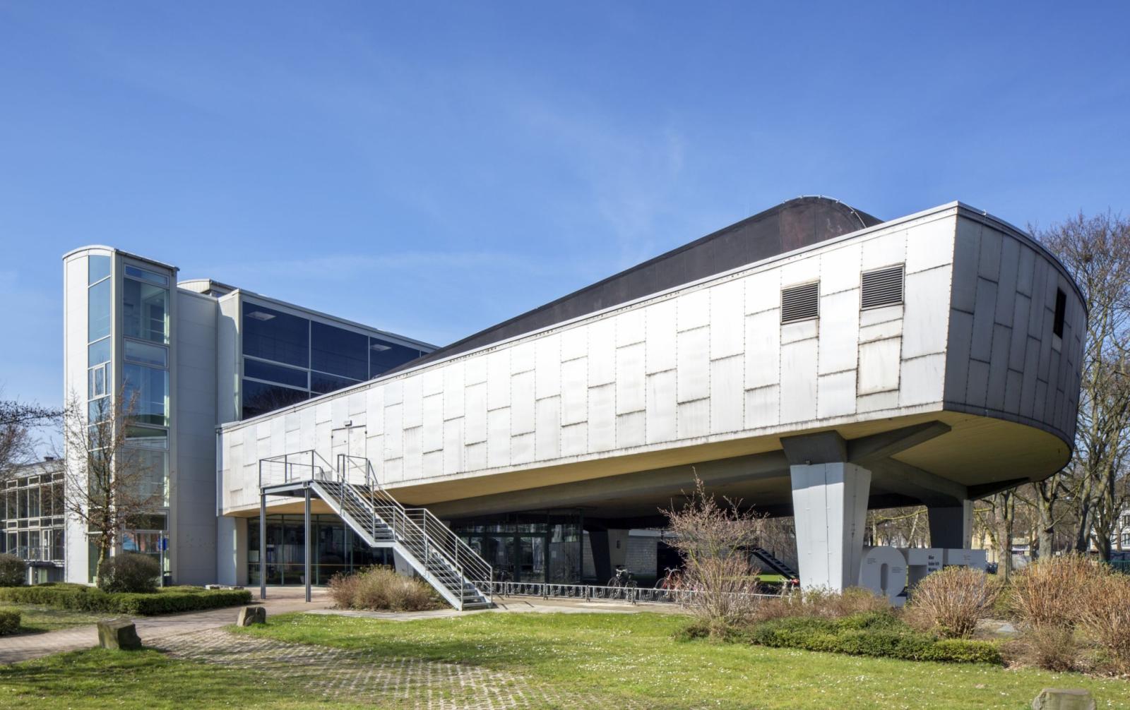 Vorgelagertes aufgeständertes Audimax