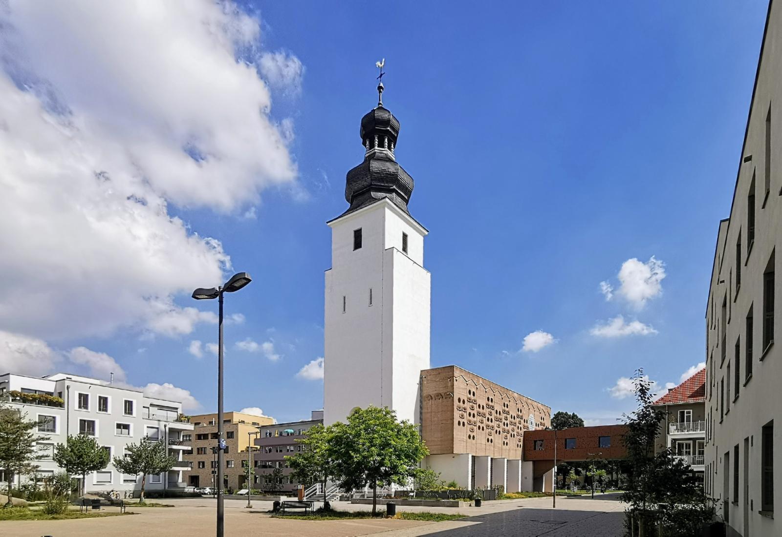 Kirche zur Heiligen Familie, Ansicht Platz für Kinderrechte