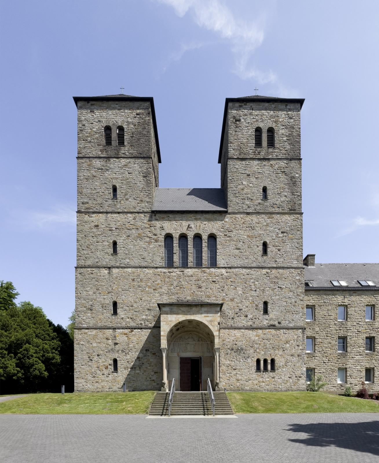 Frontansicht Doppelturmfassade der Abteikirche