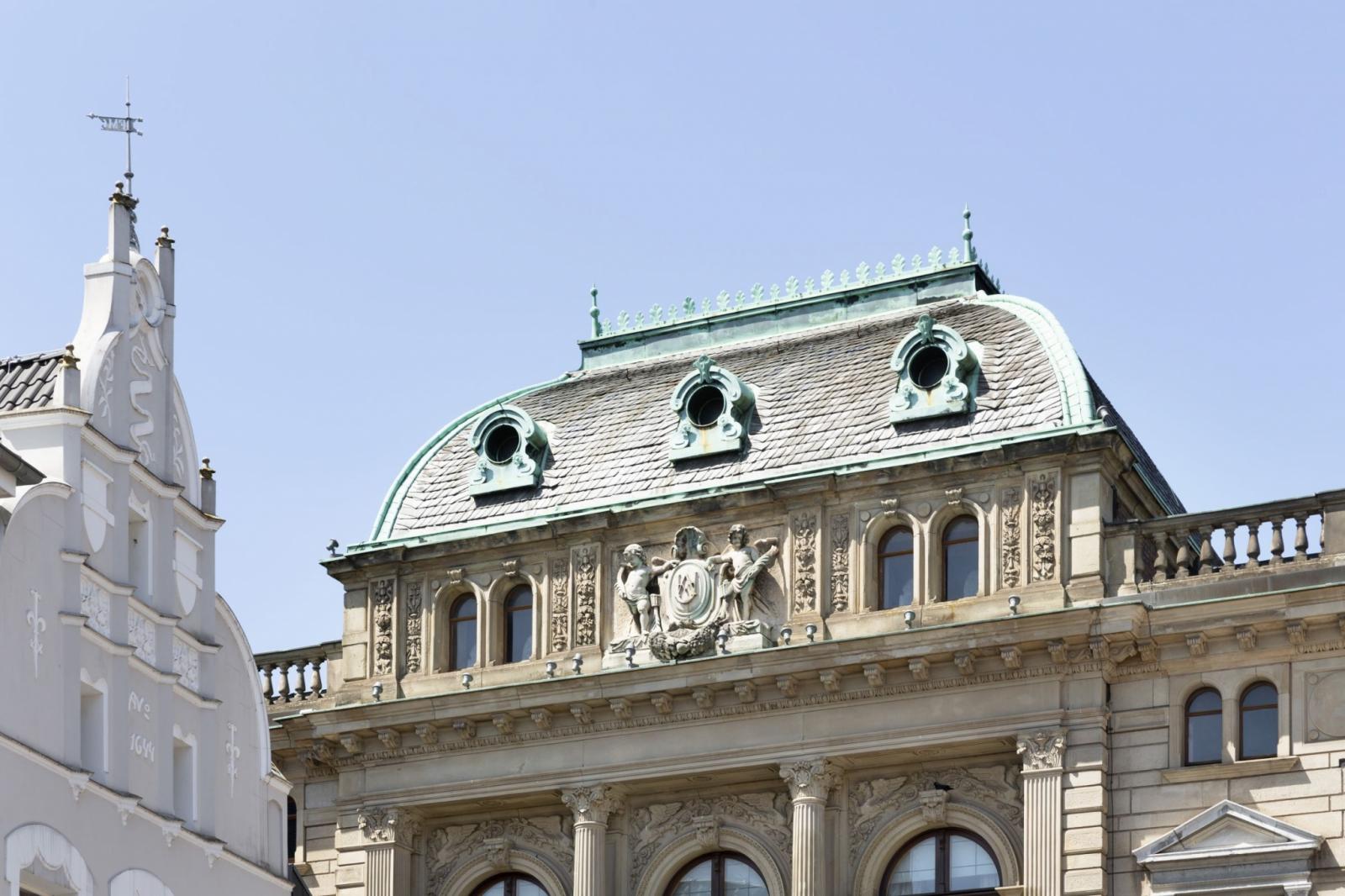 Palais Underberg, Dach Mittelrisalit