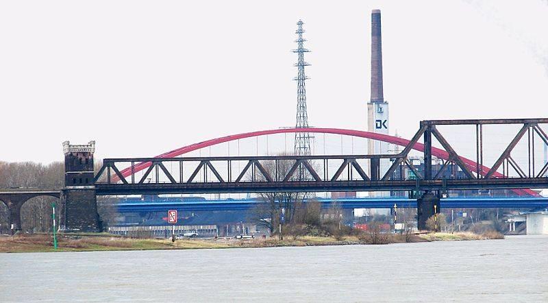 Hochfelder Brücke mit Brücke der Solidarität im Hintergrund