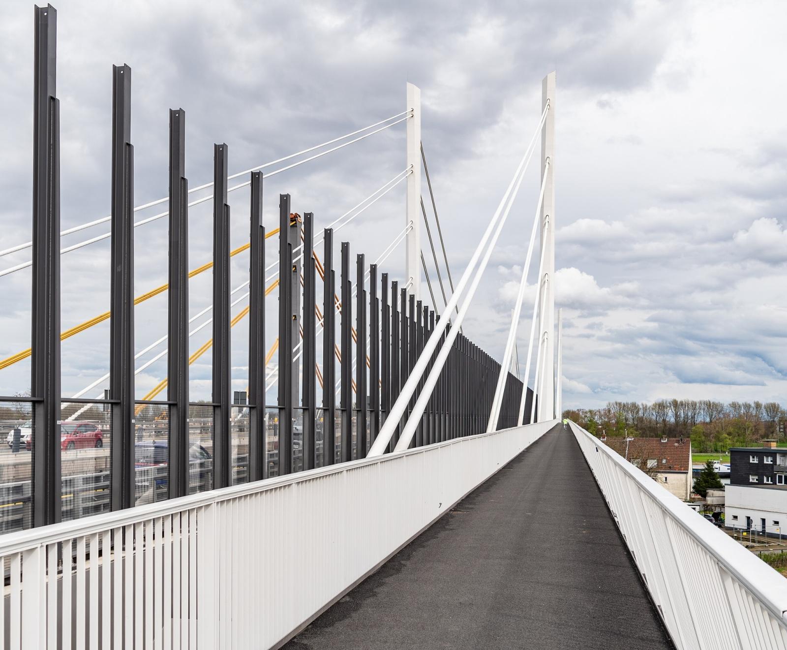 Südseite mit Pylon sowie Fuß- und Radweg der neuen Rheinbrücke Neuenkamp