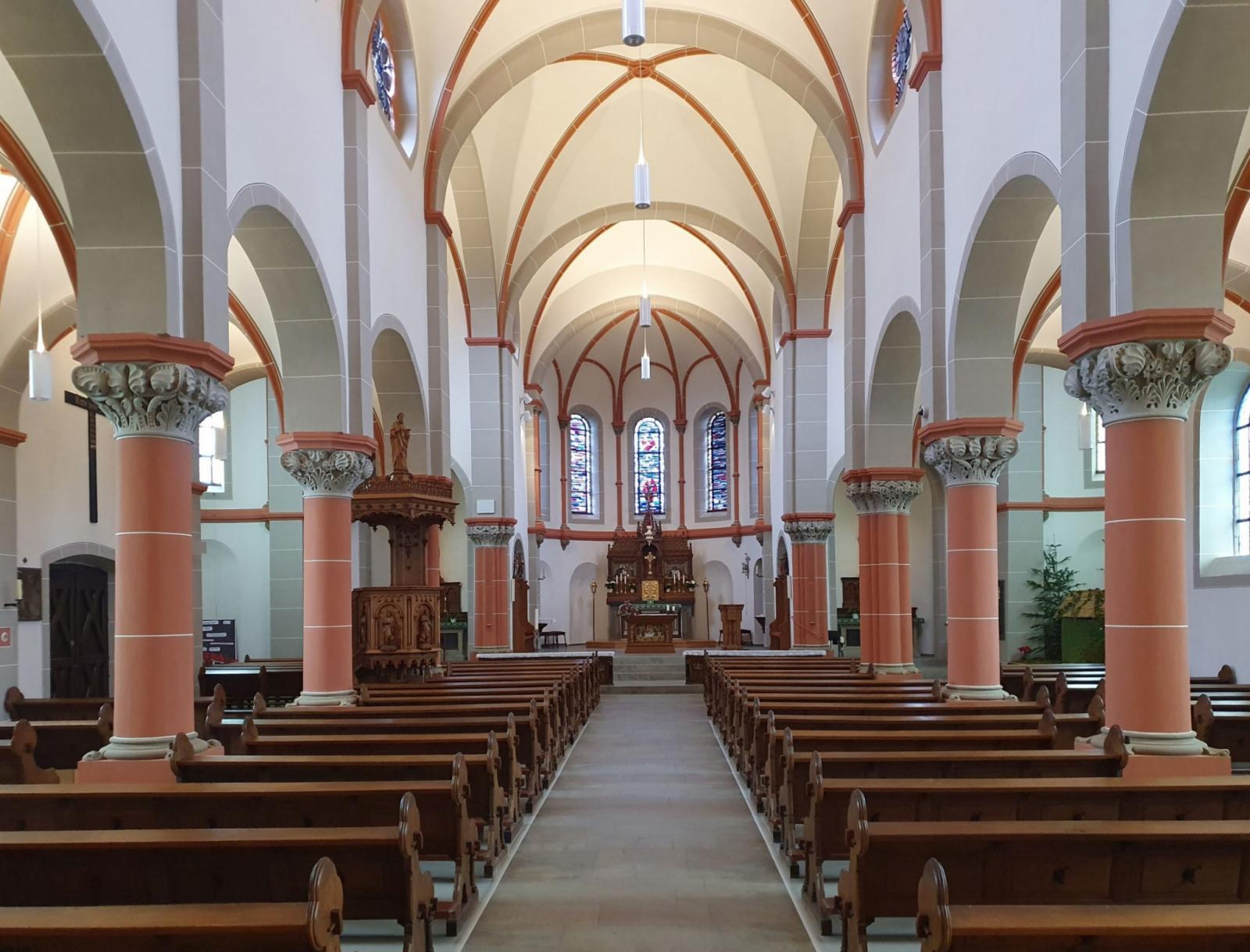 Kircheninnenraum mit Blick zum Chor