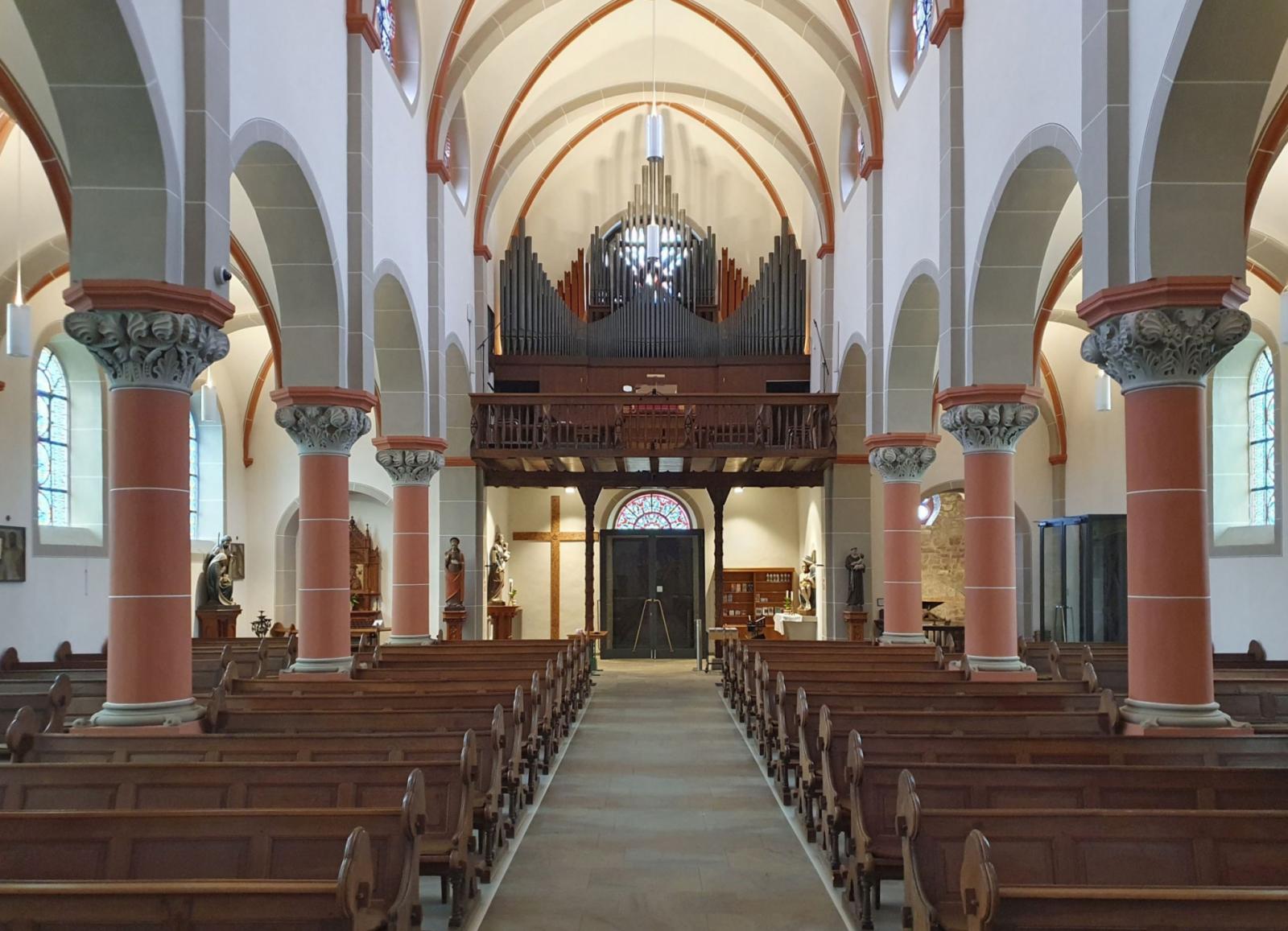 Kircheninnenraum mit Blick zur Orgel