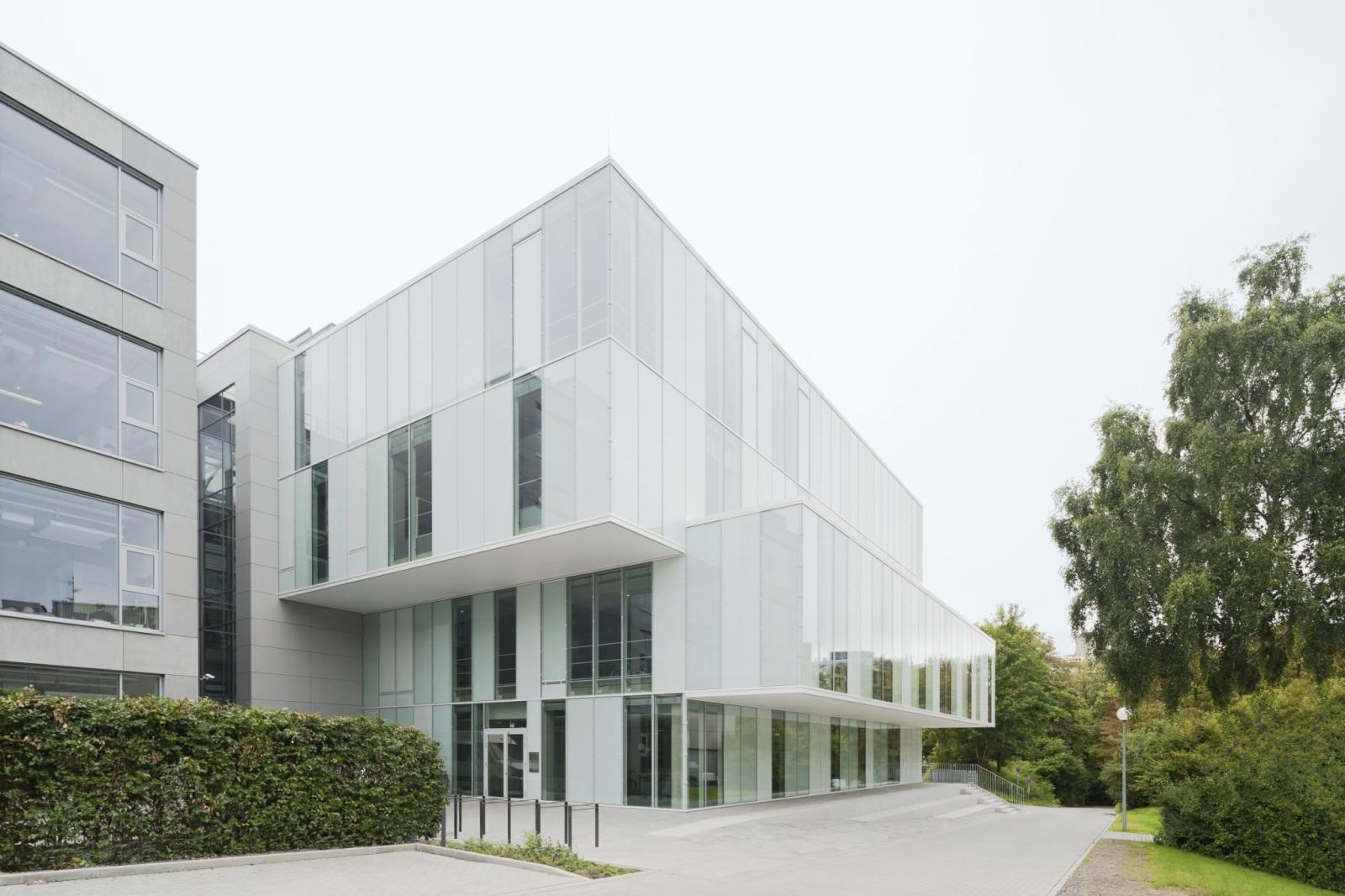 Forschungsgebäude DWI, Außenperspektive, auskragende Geschossflächen