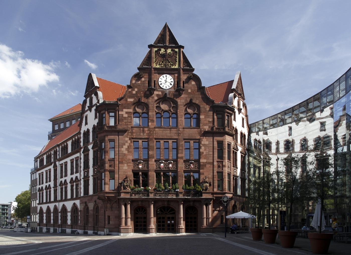 Frontansicht mit Stadtwappen