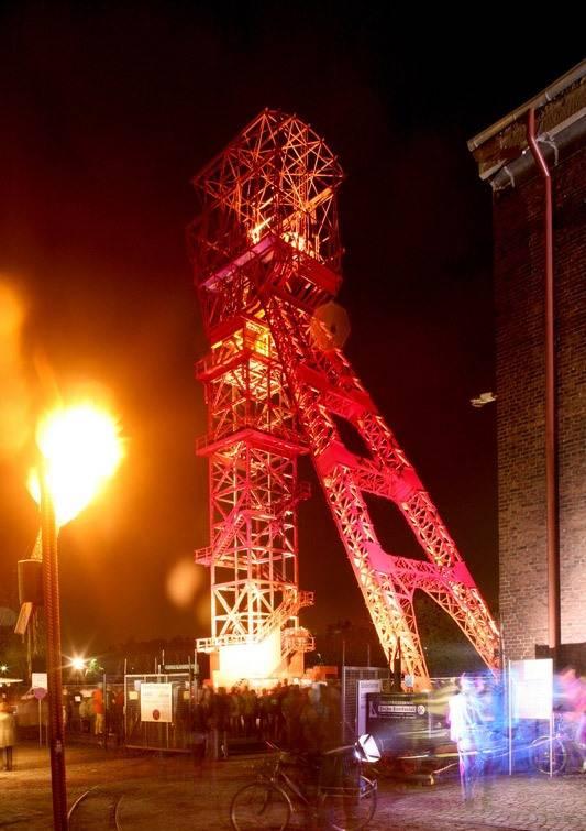 Förderturm bei Nacht