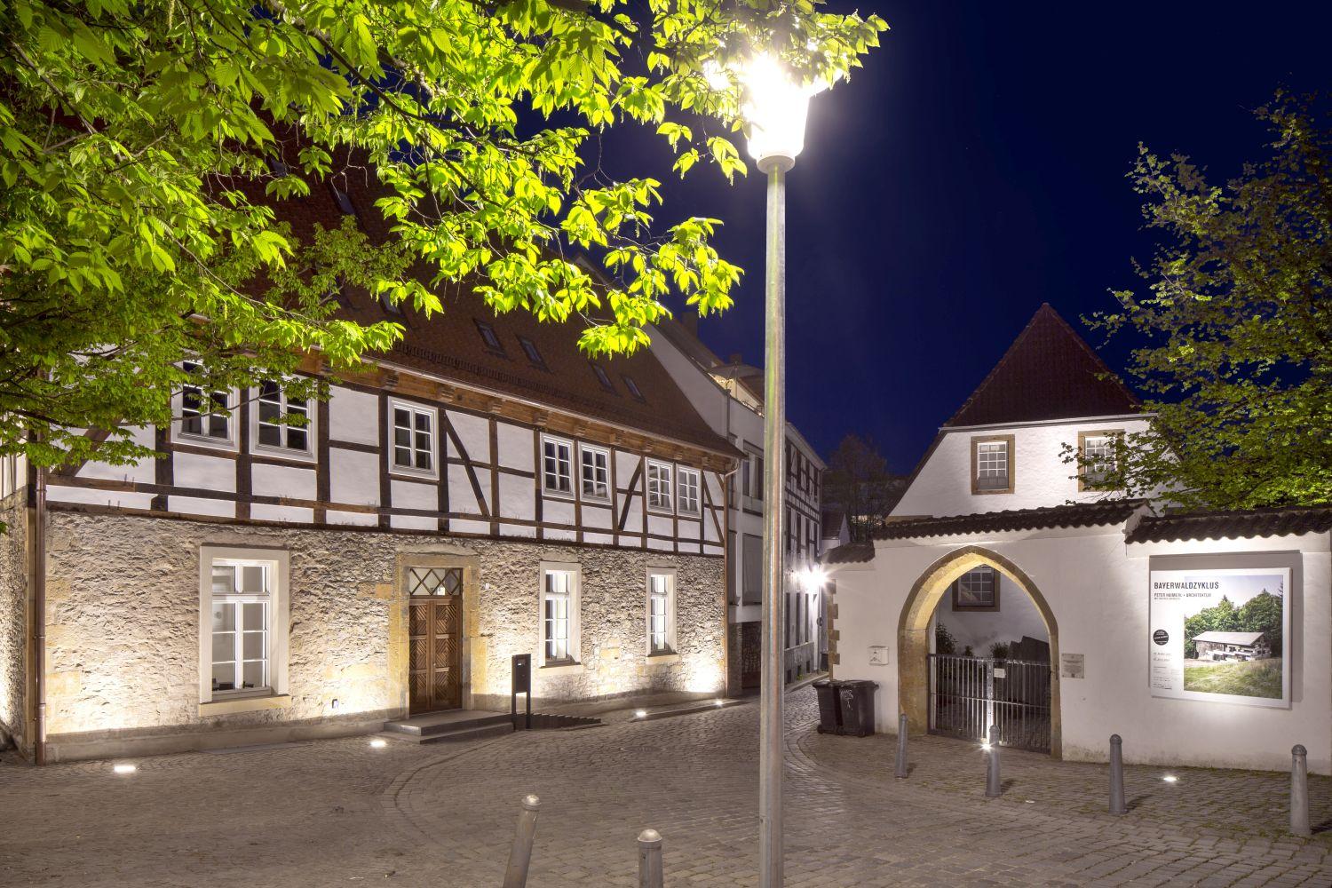 Welle 50, Außenansicht bei Nacht